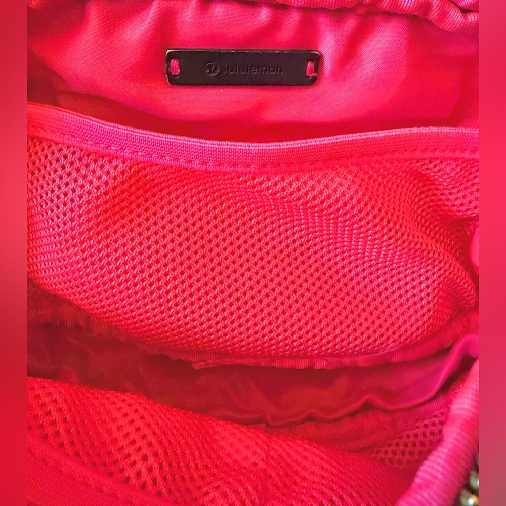 Lululemon Everywhere Belt Bag Maroon Lightweight Everyday - Picture 2 of 4